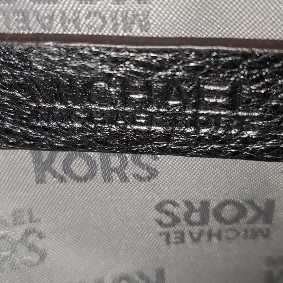 Michael Kors Tote. - Picture 3 of 5